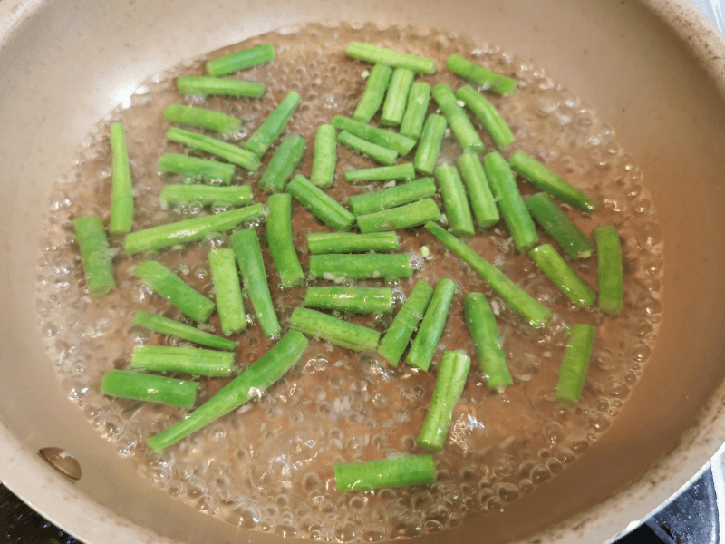 切ったいんげん豆を茹でます。- 簡単お気軽料理 - 「偽」熱干麺を作ってみた（中国 武漢名物・チーマージャン・五香粉）