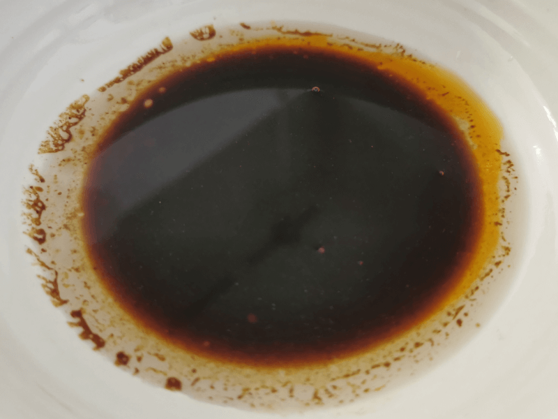 ラー油（椒麻油）を追加 - 台湾のまぜそば 曽拌麺（ソウバンメン）とは？ インスタントなのに美味！