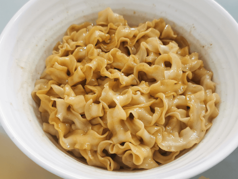 刀削麺っぽい麺にタレがよく絡む - 台湾のまぜそば 曽拌麺（ソウバンメン）とは？ インスタントなのに美味！