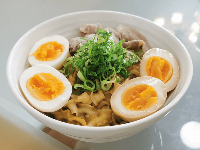 具材を盛り付けて完成！ - 台湾のまぜそば 曽拌麺（ソウバンメン）とは？ インスタントなのに美味！