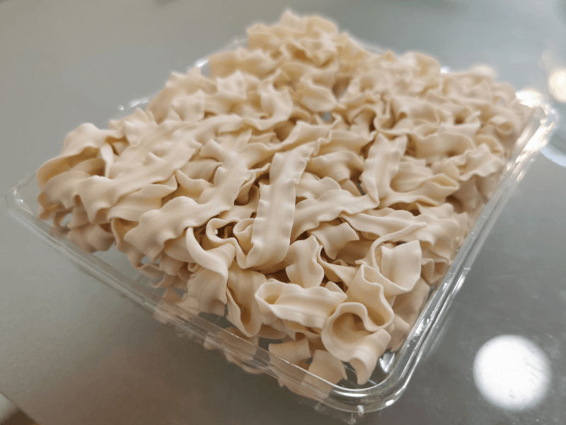 特徴の刀削麺風の干麺 - 台湾のまぜそば 曽拌麺（ソウバンメン）とは？ インスタントなのに美味！