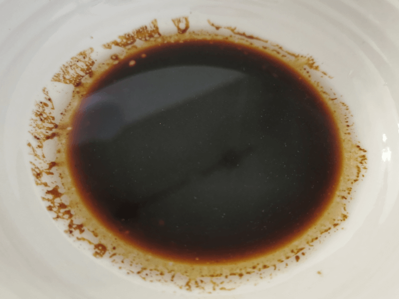 タレ（油葱醤）を入れる - 台湾のまぜそば 曽拌麺（ソウバンメン）とは？ インスタントなのに美味！