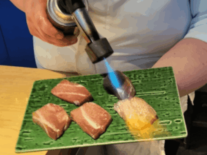 炙り寿司 | Seared sushi | 火炙寿司 - 英語・中国語: いろいろな寿司の種類一覧 - 外国人に伝える寿司用語