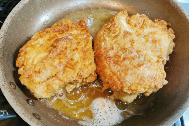 衣をつけて揚げる - 台湾屋台の定番 台湾ジーパイ（雞排）を作ってみた